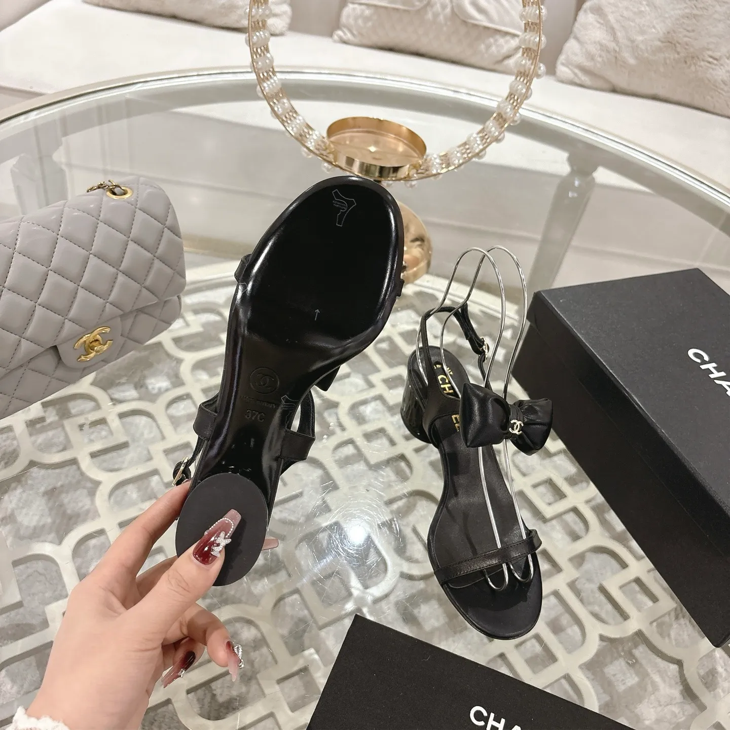 👟👟Ex-factory price 560👟👟 CHANEL 25ss spring and summer new counter top double C bow sandals. This classic design; bow with double C embellishment, playful and elegant, multiple color matching elements... Diversified mix and match is very beautiful and versatile, very light and comfortable on the feet, super delicate and elegant... ꫛꫀꪝ Go➫ Material: Upper: Original customized imported sheepskin Inner: Original custom-made sheepskin lining Outsole: Original custom-made Italian through-dyed genuine leather outsole Size: 35–40 (40 and 41 are custom-made and cannot be returned or exchanged)